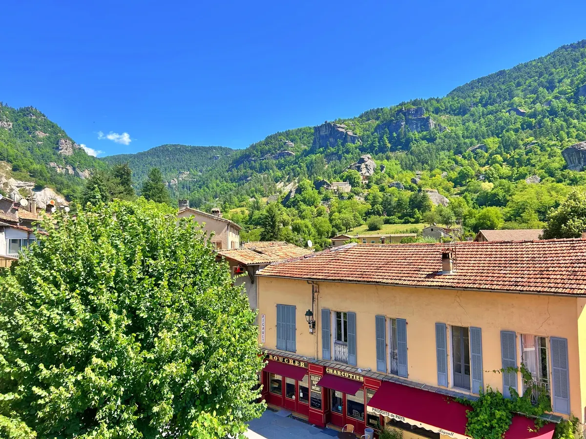 Vue depuis les chambres des Callunes sur Annot et les Grès